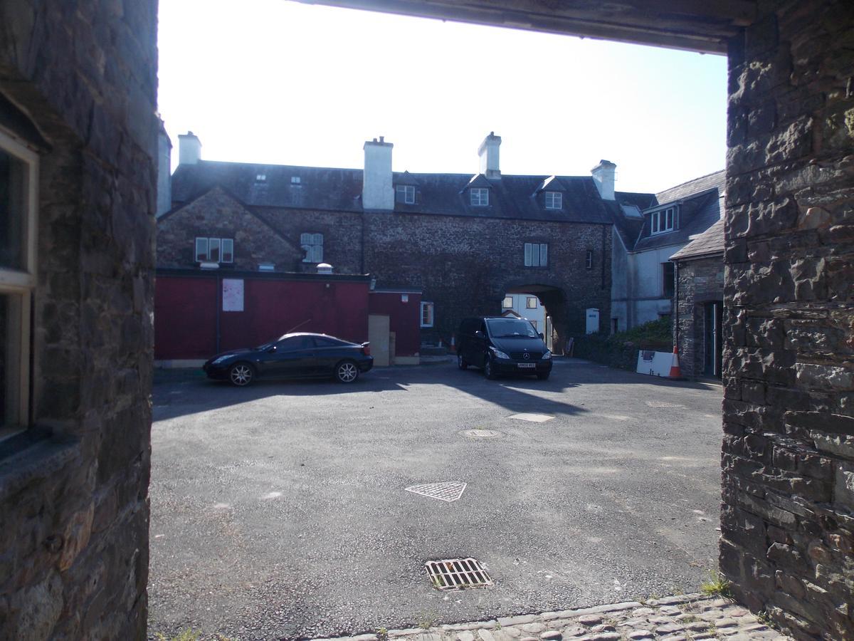 Hotel The Red Lion à Llangadog Extérieur photo