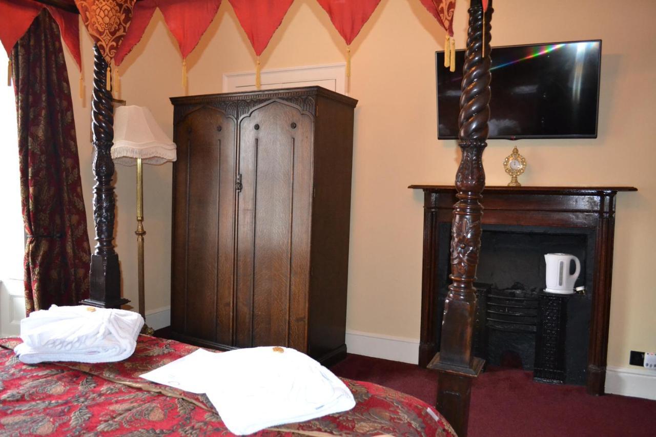Hotel The Red Lion à Llangadog Extérieur photo