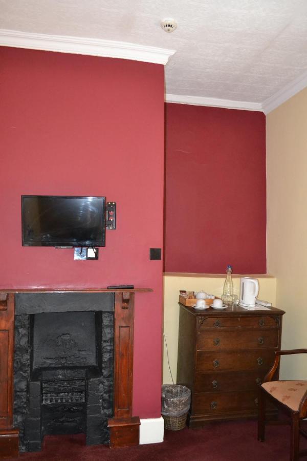Hotel The Red Lion à Llangadog Extérieur photo